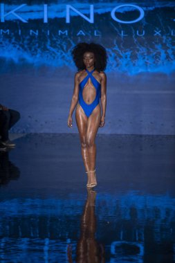 Sanat, Kalpler, Moda Yüzme Haftası 'nda Miami Beach' teki Faena Forum 'da, Tasarımcı Kino Yüzme Moda Şovu için podyumda bir manken yürüyor.