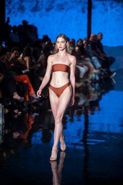 Sanat, Kalpler, Moda Yüzme Haftası 'nda Miami Beach' teki Faena Forum 'da, Tasarımcı Kino Yüzme Moda Şovu için podyumda bir manken yürüyor.