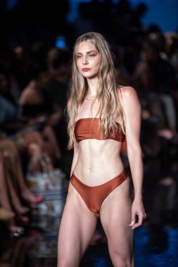 Sanat, Kalpler, Moda Yüzme Haftası 'nda Miami Beach' teki Faena Forum 'da, Tasarımcı Kino Yüzme Moda Şovu için podyumda bir manken yürüyor.