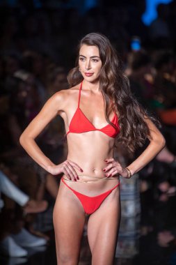 Sanat, Kalpler, Moda Yüzme Haftası 'nda Miami Beach' teki Faena Forum 'da, Tasarımcı Kino Yüzme Moda Şovu için podyumda bir manken yürüyor.