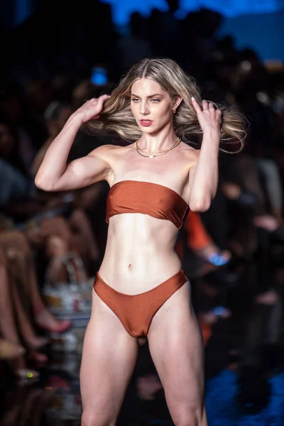 Una Modelo Camina Por Pasarela Para Designer Kino Swim Fashion — Foto de Stock