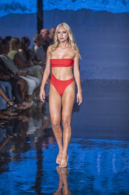 Sanat, Kalpler, Moda Yüzme Haftası 'nda Miami Beach' teki Faena Forum 'da, Tasarımcı Kino Yüzme Moda Şovu için podyumda bir manken yürüyor.
