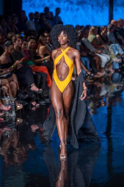 Sanat, Kalpler, Moda Yüzme Haftası 'nda Miami Beach' teki Faena Forum 'da, Tasarımcı Kino Yüzme Moda Şovu için podyumda bir manken yürüyor.