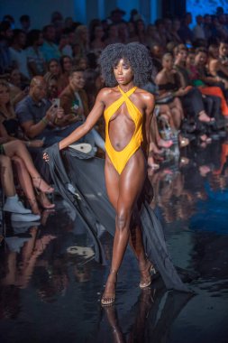 Sanat, Kalpler, Moda Yüzme Haftası 'nda Miami Beach' teki Faena Forum 'da, Tasarımcı Kino Yüzme Moda Şovu için podyumda bir manken yürüyor.