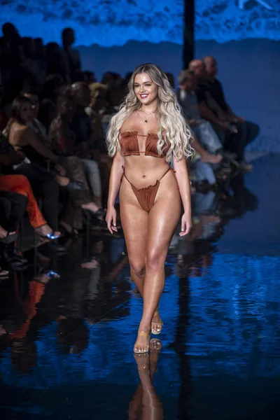 モデルは マイアミビーチのフェーナフォーラムで開催されたアート ハート ファッションスイムウィーク中のデザイナーKino Swim Fashion Showの滑走路を歩く7 2021 — ストック写真