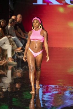 Sanat, Kalpler, Moda Yüzme Haftası sırasında Miami Plajı 'ndaki Faena Forumu' nda tasarımcı Keva Mayo Moda Şovu için podyumda yürüyen bir manken var.