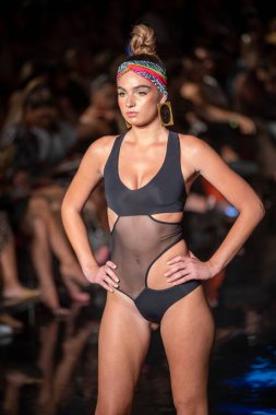 Sanat, Kalpler, Moda Yüzme Haftası sırasında Miami Plajı 'ndaki Faena Forumu' nda tasarımcı Keva Mayo Moda Şovu için podyumda yürüyen bir manken var.