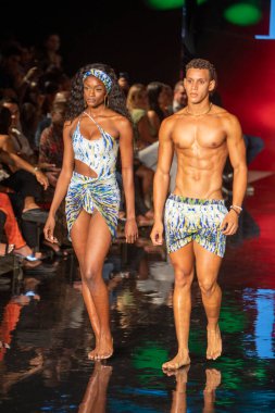 Sanat, Kalpler, Moda Yüzme Haftası sırasında Miami Plajı 'ndaki Faena Forumu' nda tasarımcı Keva Mayo Moda Şovu için podyumda yürüyen bir manken var.