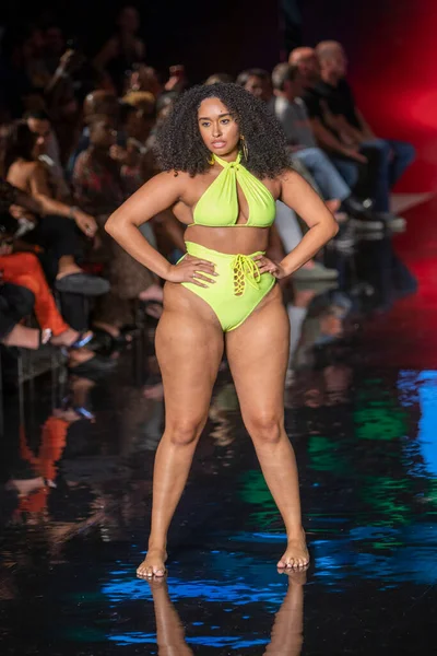 Sanat, Kalpler, Moda Yüzme Haftası sırasında Miami Plajı 'ndaki Faena Forumu' nda tasarımcı Keva Mayo Moda Şovu için podyumda yürüyen bir manken var.