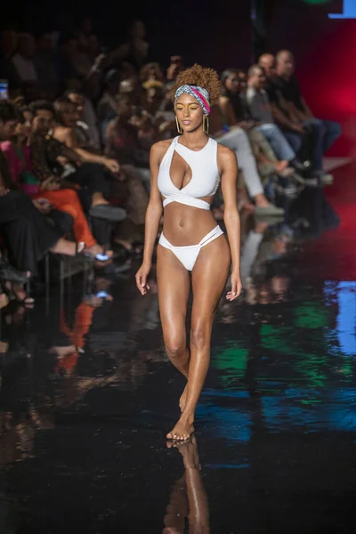 Modelo Caminha Passarela Designer Keva Swimwear Fashion Show Durante Art — Fotografia de Stock