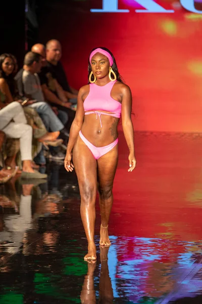 Sanat, Kalpler, Moda Yüzme Haftası sırasında Miami Plajı 'ndaki Faena Forumu' nda tasarımcı Keva Mayo Moda Şovu için podyumda yürüyen bir manken var.