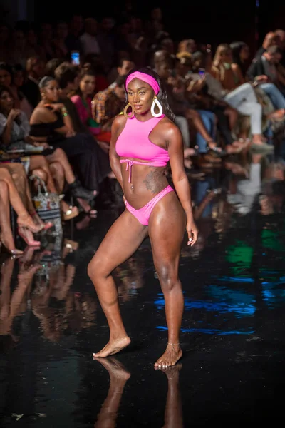 Ein Model Läuft Auf Dem Laufsteg Der Designer Keva Swimwear — Stockfoto