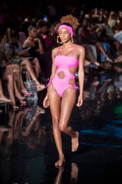 Sanat, Kalpler, Moda Yüzme Haftası sırasında Miami Plajı 'ndaki Faena Forumu' nda tasarımcı Keva Mayo Moda Şovu için podyumda yürüyen bir manken var.