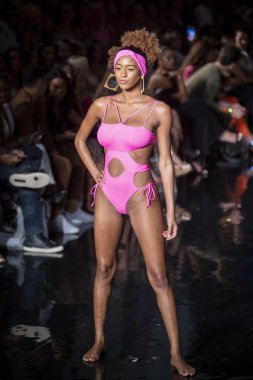 Sanat, Kalpler, Moda Yüzme Haftası sırasında Miami Plajı 'ndaki Faena Forumu' nda tasarımcı Keva Mayo Moda Şovu için podyumda yürüyen bir manken var.