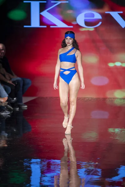 Modelka Spaceruje Pasie Startowym Designer Keva Swimwear Fashion Show Podczas — Zdjęcie stockowe