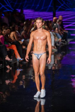 Sanat, Kalpler, Moda Yüzme Haftası sırasında Miami Plajı 'ndaki Faena Forum' da Bay Üçlü X Moda Şovu için podyumda bir manken yürüyor.