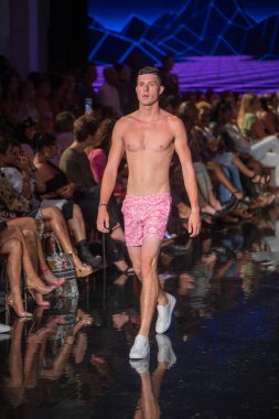 Sanat, Kalpler, Moda Yüzme Haftası sırasında Miami Plajı 'ndaki Faena Forum' da Bay Üçlü X Moda Şovu için podyumda bir manken yürüyor.