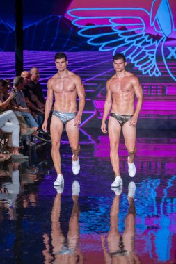 Sanat, Kalpler, Moda Yüzme Haftası sırasında Miami Plajı 'ndaki Faena Forum' da Bay Üçlü X Moda Şovu için podyumda bir manken yürüyor.