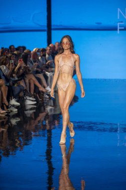Sanat, Kalpler, Moda Yüzme Haftası sırasında Miami Plajı 'ndaki Faena Forumu' nda 7-8-2021 tarihlerinde Tasarımcı Natalia Fedner Moda Şovu için podyumda bir manken yürüyor.