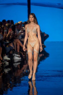 Sanat, Kalpler, Moda Yüzme Haftası sırasında Miami Plajı 'ndaki Faena Forumu' nda 7-8-2021 tarihlerinde Tasarımcı Natalia Fedner Moda Şovu için podyumda bir manken yürüyor.