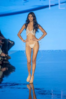Sanat, Kalpler, Moda Yüzme Haftası sırasında Miami Plajı 'ndaki Faena Forumu' nda 7-8-2021 tarihlerinde Tasarımcı Natalia Fedner Moda Şovu için podyumda bir manken yürüyor.