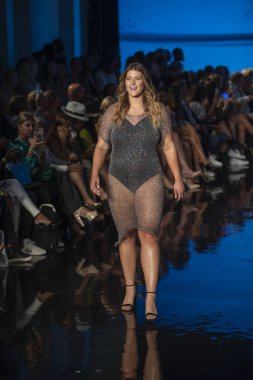 Sanat, Kalpler, Moda Yüzme Haftası sırasında Miami Plajı 'ndaki Faena Forumu' nda 7-8-2021 tarihlerinde Tasarımcı Natalia Fedner Moda Şovu için podyumda bir manken yürüyor.