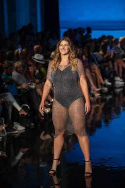 Sanat, Kalpler, Moda Yüzme Haftası sırasında Miami Plajı 'ndaki Faena Forumu' nda 7-8-2021 tarihlerinde Tasarımcı Natalia Fedner Moda Şovu için podyumda bir manken yürüyor.