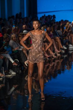 Sanat, Kalpler, Moda Yüzme Haftası sırasında Miami Plajı 'ndaki Faena Forumu' nda 7-8-2021 tarihlerinde Tasarımcı Natalia Fedner Moda Şovu için podyumda bir manken yürüyor.