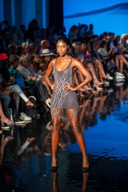 Sanat, Kalpler, Moda Yüzme Haftası sırasında Miami Plajı 'ndaki Faena Forumu' nda 7-8-2021 tarihlerinde Tasarımcı Natalia Fedner Moda Şovu için podyumda bir manken yürüyor.