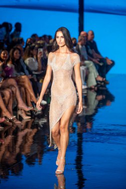 Sanat, Kalpler, Moda Yüzme Haftası sırasında Miami Plajı 'ndaki Faena Forumu' nda 7-8-2021 tarihlerinde Tasarımcı Natalia Fedner Moda Şovu için podyumda bir manken yürüyor.