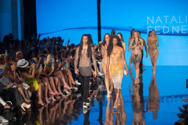 Sanat, Kalpler, Moda Yüzme Haftası sırasında Miami Plajı 'ndaki Faena Forumu' nda 7-8-2021 tarihlerinde Tasarımcı Natalia Fedner Moda Şovu için podyumda bir manken yürüyor.