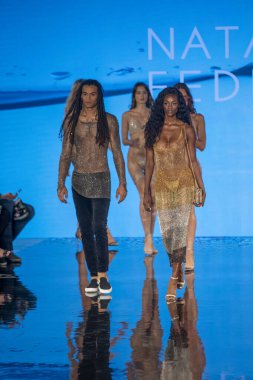 Sanat, Kalpler, Moda Yüzme Haftası sırasında Miami Plajı 'ndaki Faena Forumu' nda 7-8-2021 tarihlerinde Tasarımcı Natalia Fedner Moda Şovu için podyumda bir manken yürüyor.