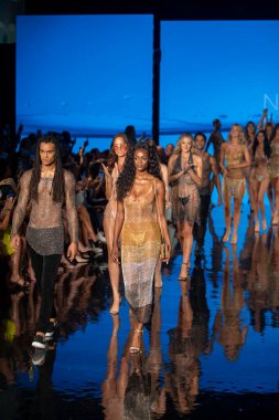 Sanat, Kalpler, Moda Yüzme Haftası sırasında Miami Plajı 'ndaki Faena Forumu' nda 7-8-2021 tarihlerinde Tasarımcı Natalia Fedner Moda Şovu için podyumda bir manken yürüyor.