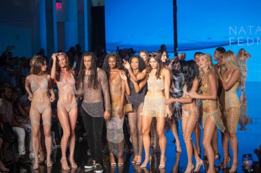 Sanat, Kalpler, Moda Yüzme Haftası sırasında Miami Plajı 'ndaki Faena Forumu' nda 7-8-2021 tarihlerinde Tasarımcı Natalia Fedner Moda Şovu için podyumda bir manken yürüyor.