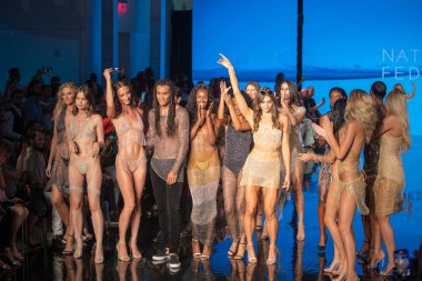 Sanat, Kalpler, Moda Yüzme Haftası sırasında Miami Plajı 'ndaki Faena Forumu' nda 7-8-2021 tarihlerinde Tasarımcı Natalia Fedner Moda Şovu için podyumda bir manken yürüyor.