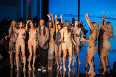 Sanat, Kalpler, Moda Yüzme Haftası sırasında Miami Plajı 'ndaki Faena Forumu' nda 7-8-2021 tarihlerinde Tasarımcı Natalia Fedner Moda Şovu için podyumda bir manken yürüyor.