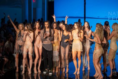 Sanat, Kalpler, Moda Yüzme Haftası sırasında Miami Plajı 'ndaki Faena Forumu' nda 7-8-2021 tarihlerinde Tasarımcı Natalia Fedner Moda Şovu için podyumda bir manken yürüyor.