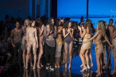 Sanat, Kalpler, Moda Yüzme Haftası sırasında Miami Plajı 'ndaki Faena Forumu' nda 7-8-2021 tarihlerinde Tasarımcı Natalia Fedner Moda Şovu için podyumda bir manken yürüyor.
