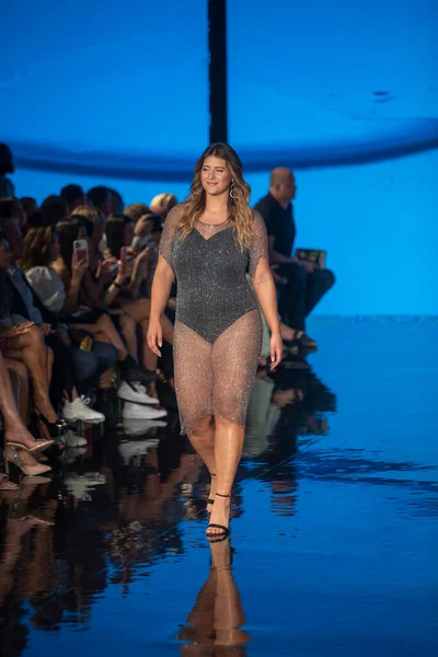 Sanat, Kalpler, Moda Yüzme Haftası sırasında Miami Plajı 'ndaki Faena Forumu' nda 7-8-2021 tarihlerinde Tasarımcı Natalia Fedner Moda Şovu için podyumda bir manken yürüyor.
