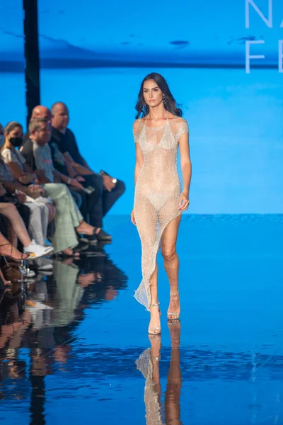 Sanat, Kalpler, Moda Yüzme Haftası sırasında Miami Plajı 'ndaki Faena Forumu' nda 7-8-2021 tarihlerinde Tasarımcı Natalia Fedner Moda Şovu için podyumda bir manken yürüyor.