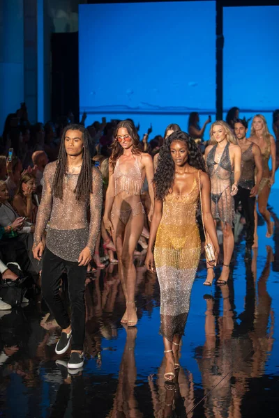 Sanat, Kalpler, Moda Yüzme Haftası sırasında Miami Plajı 'ndaki Faena Forumu' nda 7-8-2021 tarihlerinde Tasarımcı Natalia Fedner Moda Şovu için podyumda bir manken yürüyor.