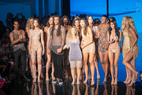 Sanat, Kalpler, Moda Yüzme Haftası sırasında Miami Plajı 'ndaki Faena Forumu' nda 7-8-2021 tarihlerinde Tasarımcı Natalia Fedner Moda Şovu için podyumda bir manken yürüyor.