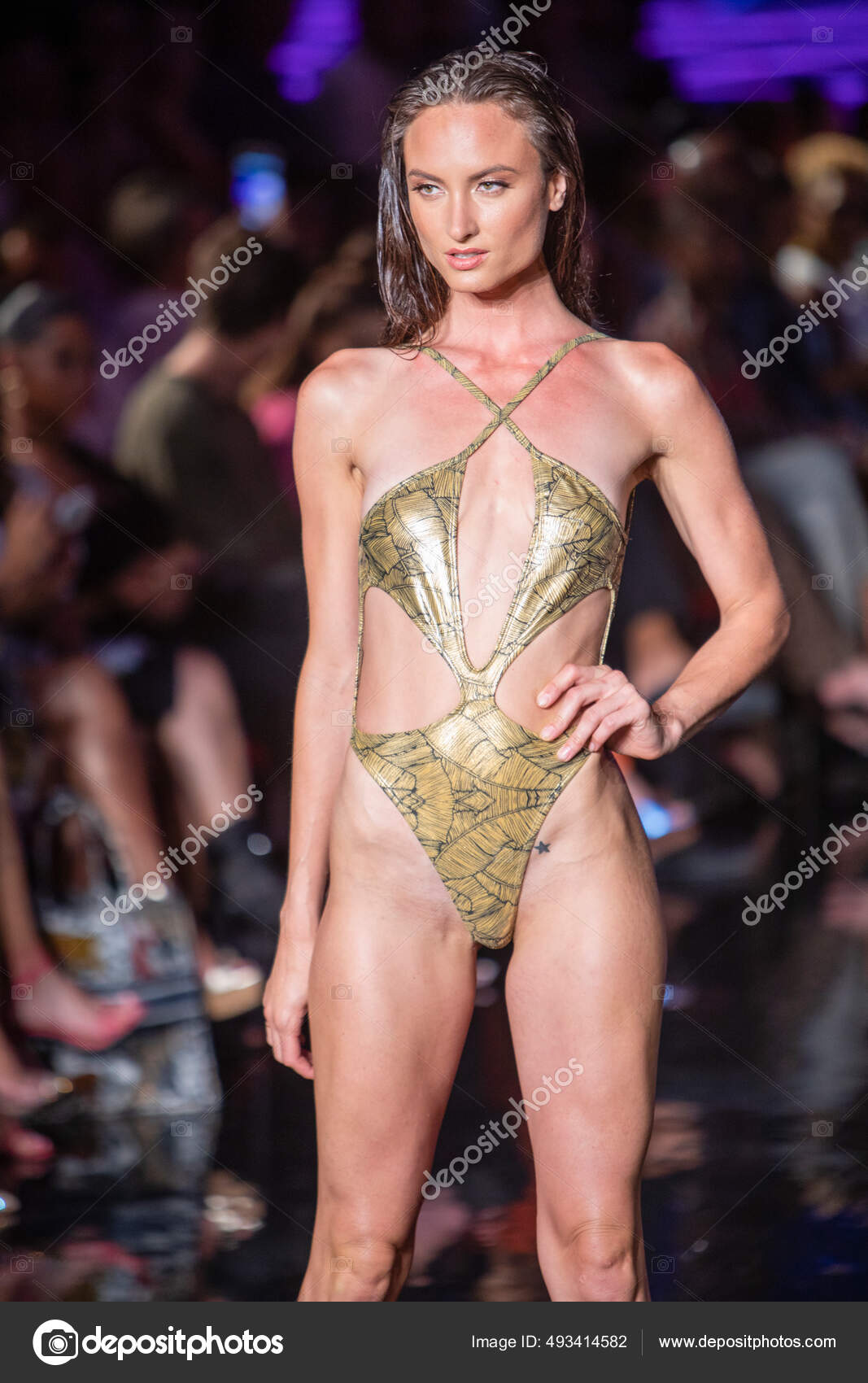 Seorang Model Berjalan Landasan Pacu Untuk Designer Mister Triple