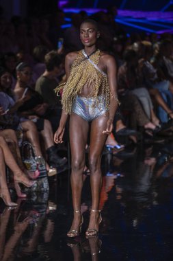 Sanat, Kalpler, Moda Yüzme Haftası sırasında Miami Plajı 'ndaki Faena Forum' da Bay Üçlü X Moda Şovu için podyumda bir manken yürüyor.