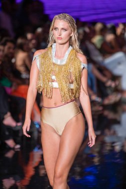 Sanat, Kalpler, Moda Yüzme Haftası sırasında Miami Plajı 'ndaki Faena Forum' da Bay Üçlü X Moda Şovu için podyumda bir manken yürüyor.
