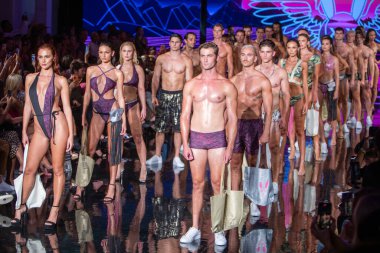 Sanat, Kalpler, Moda Yüzme Haftası sırasında Miami Plajı 'ndaki Faena Forum' da Bay Üçlü X Moda Şovu için podyumda bir manken yürüyor.