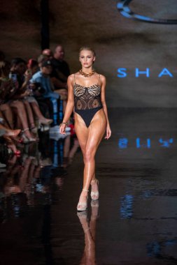 Bir model, Miami Beach 'teki Faena Forum' da Sanat, Kalpler, Moda Yüzme Haftası sırasında Tasarımcı Sharnel Guy Mayo Gösterisi için podyumda yürüyor.