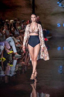 Bir model, Miami Beach 'teki Faena Forum' da Sanat, Kalpler, Moda Yüzme Haftası sırasında Tasarımcı Sharnel Guy Mayo Gösterisi için podyumda yürüyor.
