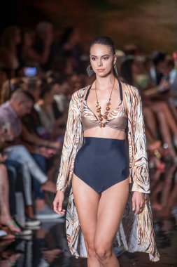 Bir model, Miami Beach 'teki Faena Forum' da Sanat, Kalpler, Moda Yüzme Haftası sırasında Tasarımcı Sharnel Guy Mayo Gösterisi için podyumda yürüyor.