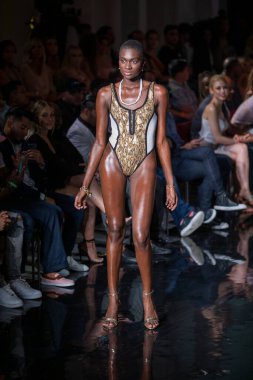Bir model, Miami Beach 'teki Faena Forum' da Sanat, Kalpler, Moda Yüzme Haftası sırasında Tasarımcı Sharnel Guy Mayo Gösterisi için podyumda yürüyor.